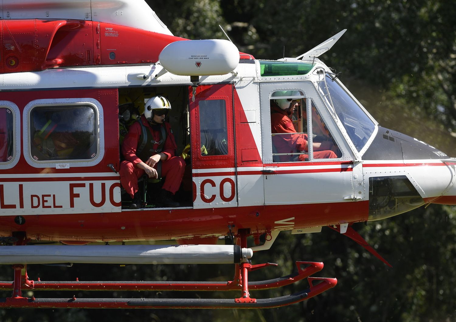 Un elicottero dei vigili del fuoco