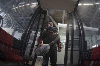 La sanificazione di una cabinovia sul ghiacciao del Pitztal