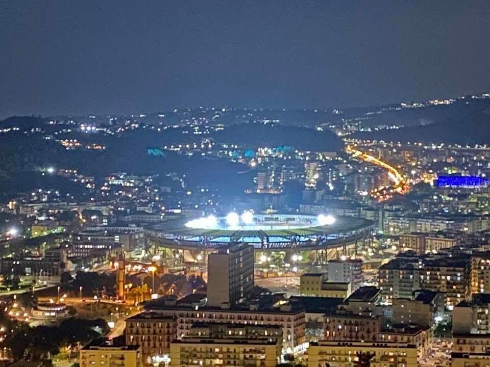 Lo stadio San Paolo di Napoli illuminato per Maradona