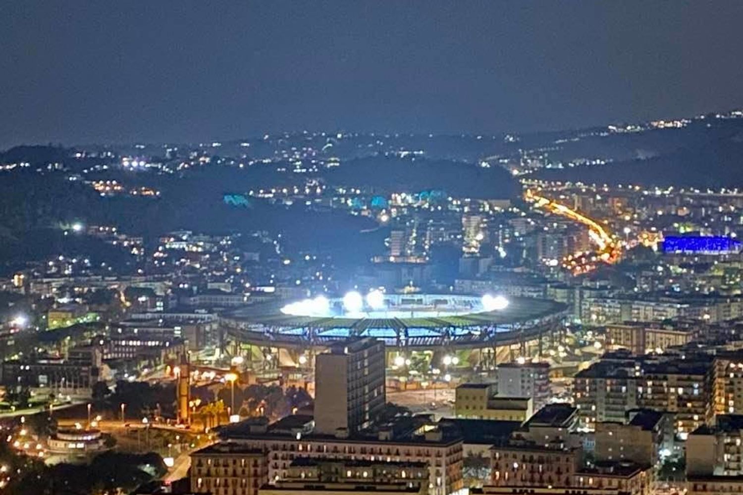 Lo stadio San Paolo di Napoli illuminato per Maradona