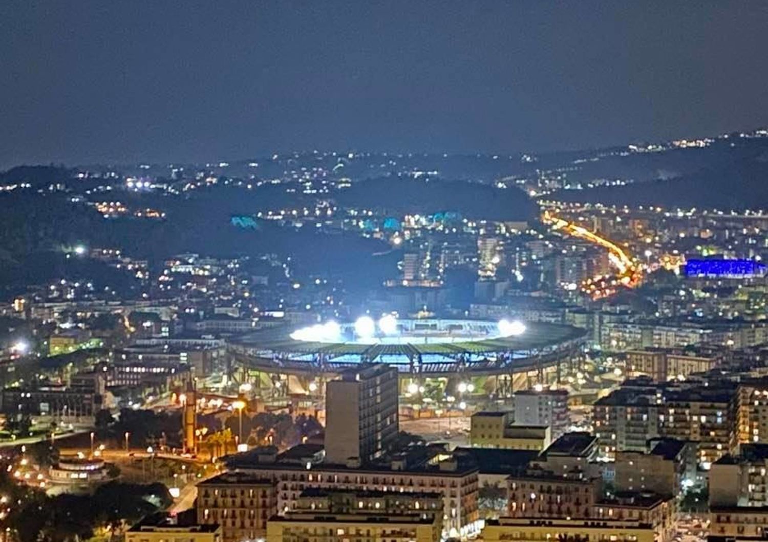 Lo stadio San Paolo di Napoli illuminato per Maradona