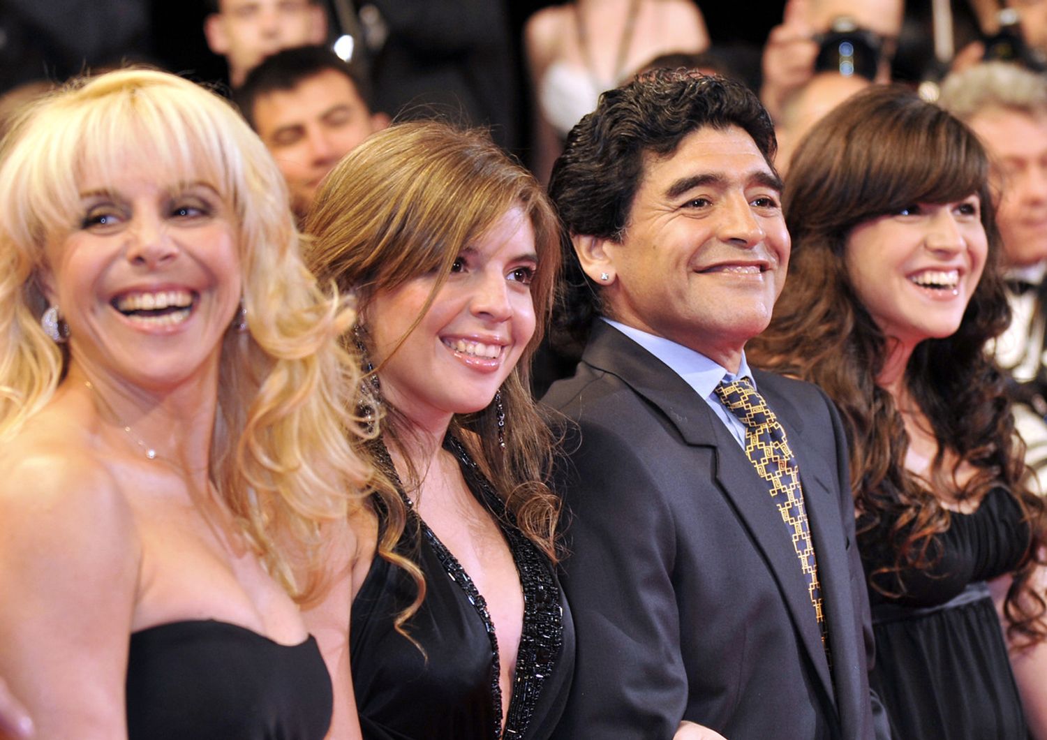 Maradona con la moglie Claudia e le figlie Dalma e Giannina &nbsp;