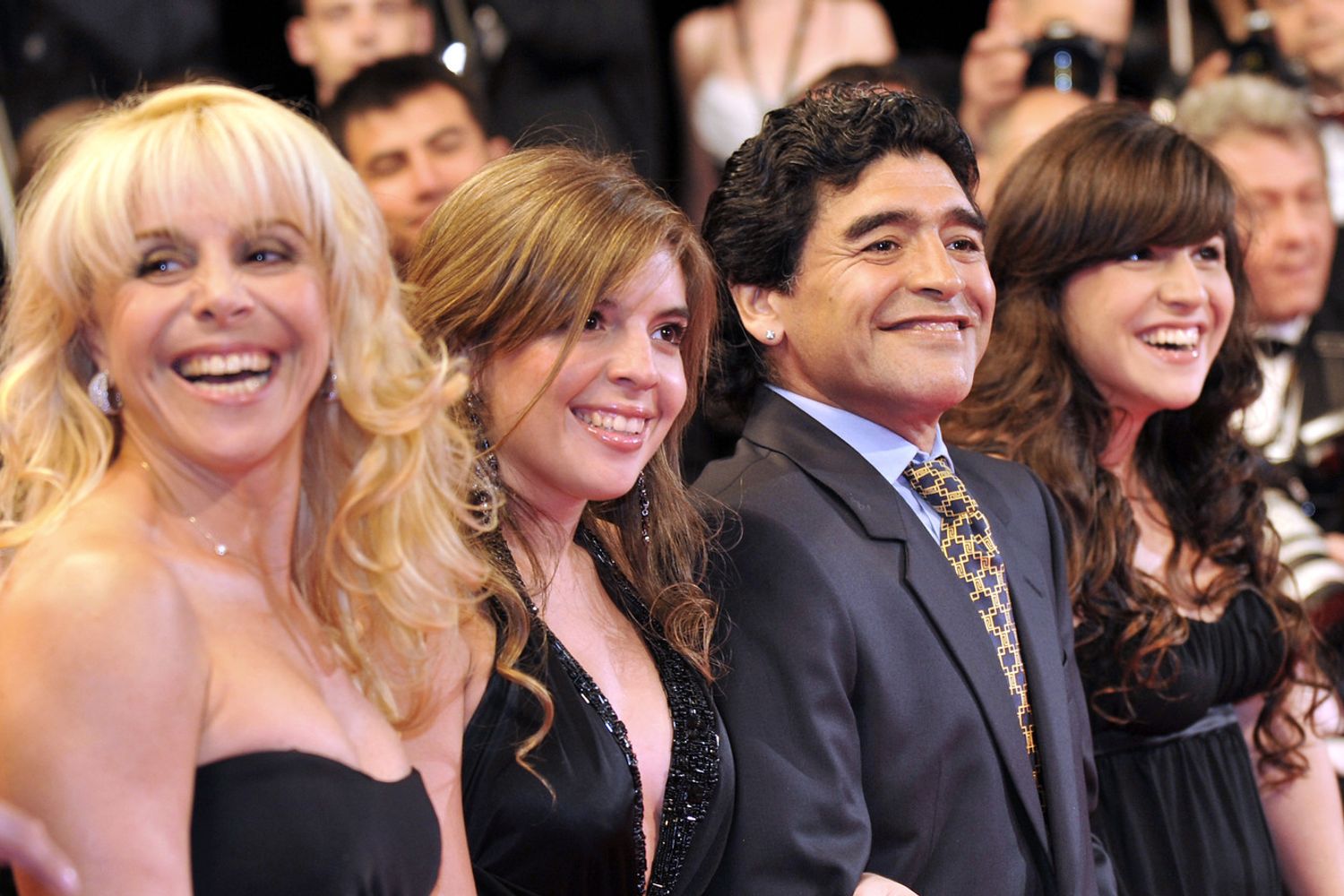 Maradona con la moglie Claudia e le figlie Dalma e Giannina &nbsp;