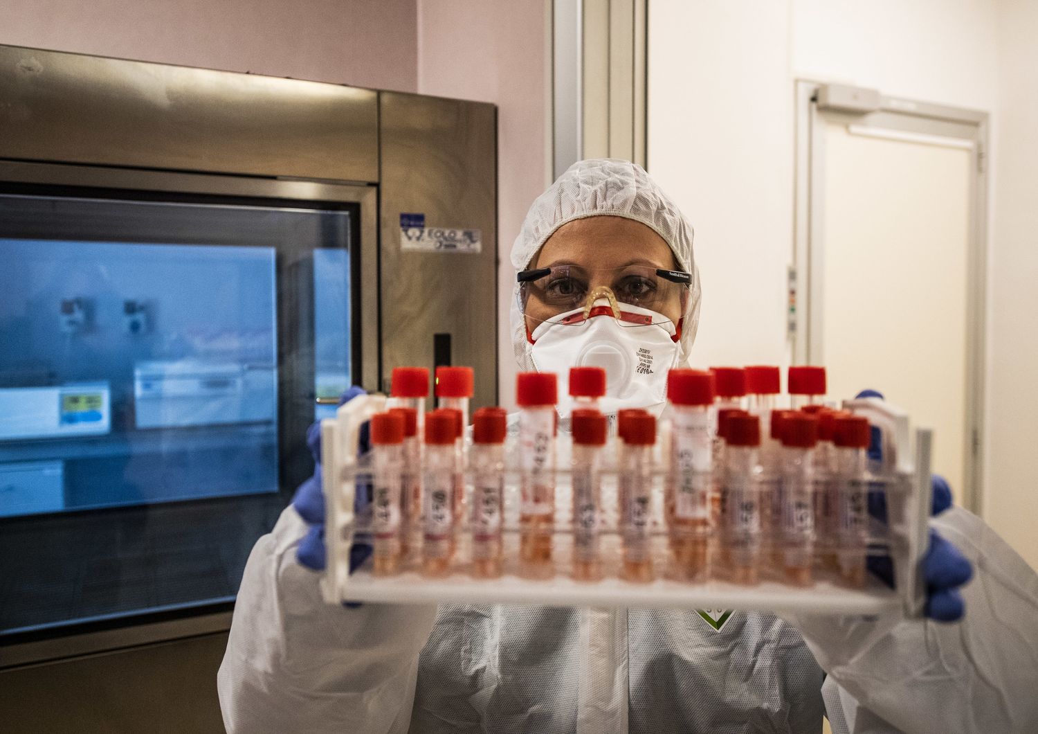 Tecnici di laboratorio al lavoro nelll&rsquo;ospedale Covid del Policlinico Militare del Celio