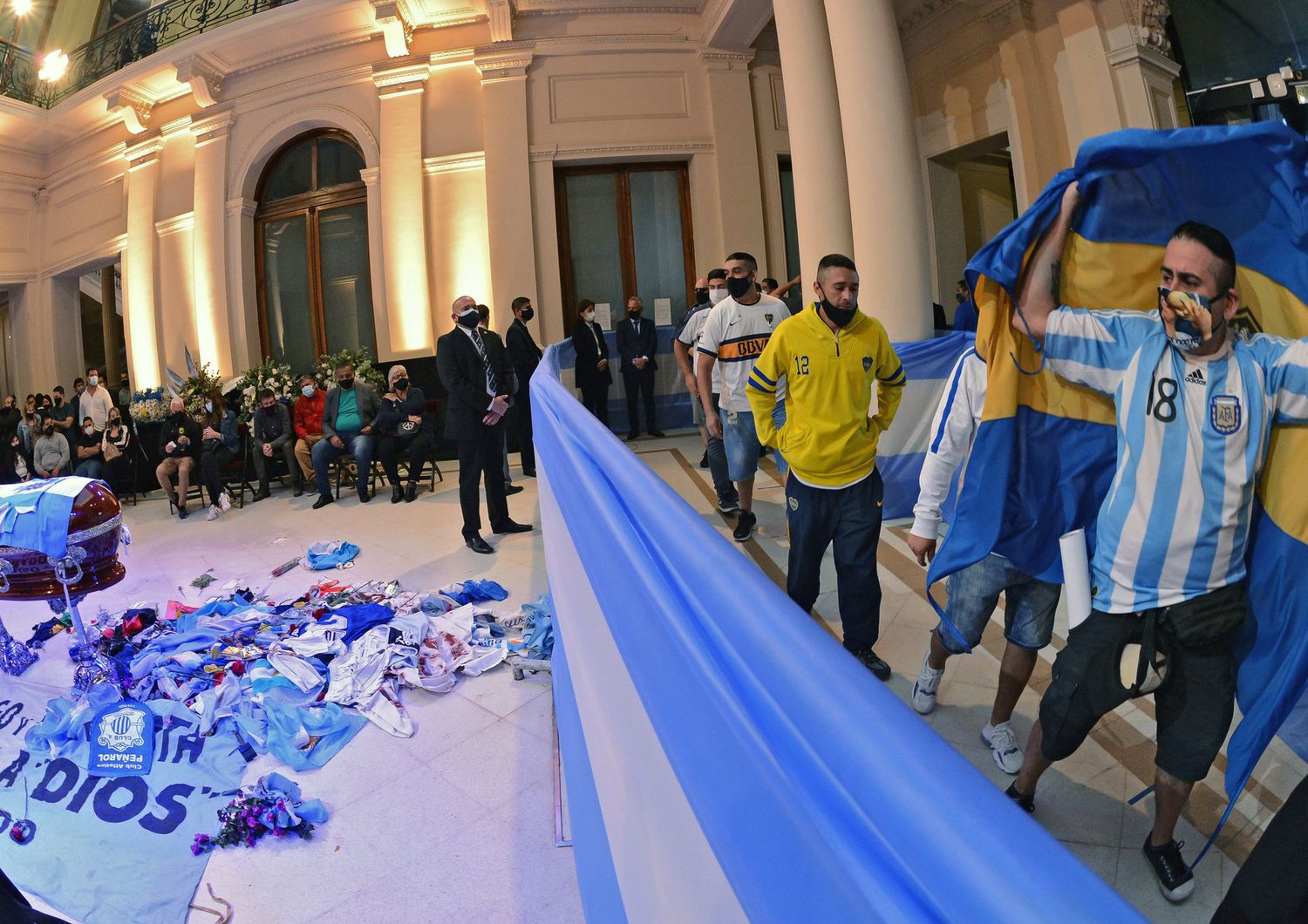 Gli omaggi degli argentini alla camera ardente di Maradona