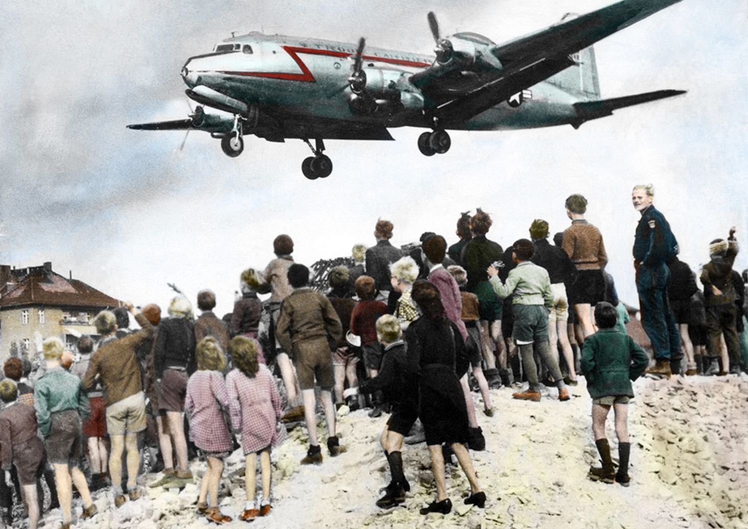 Uno dei primi aerei con gli aiuti per Berlino atterra a Tegel
