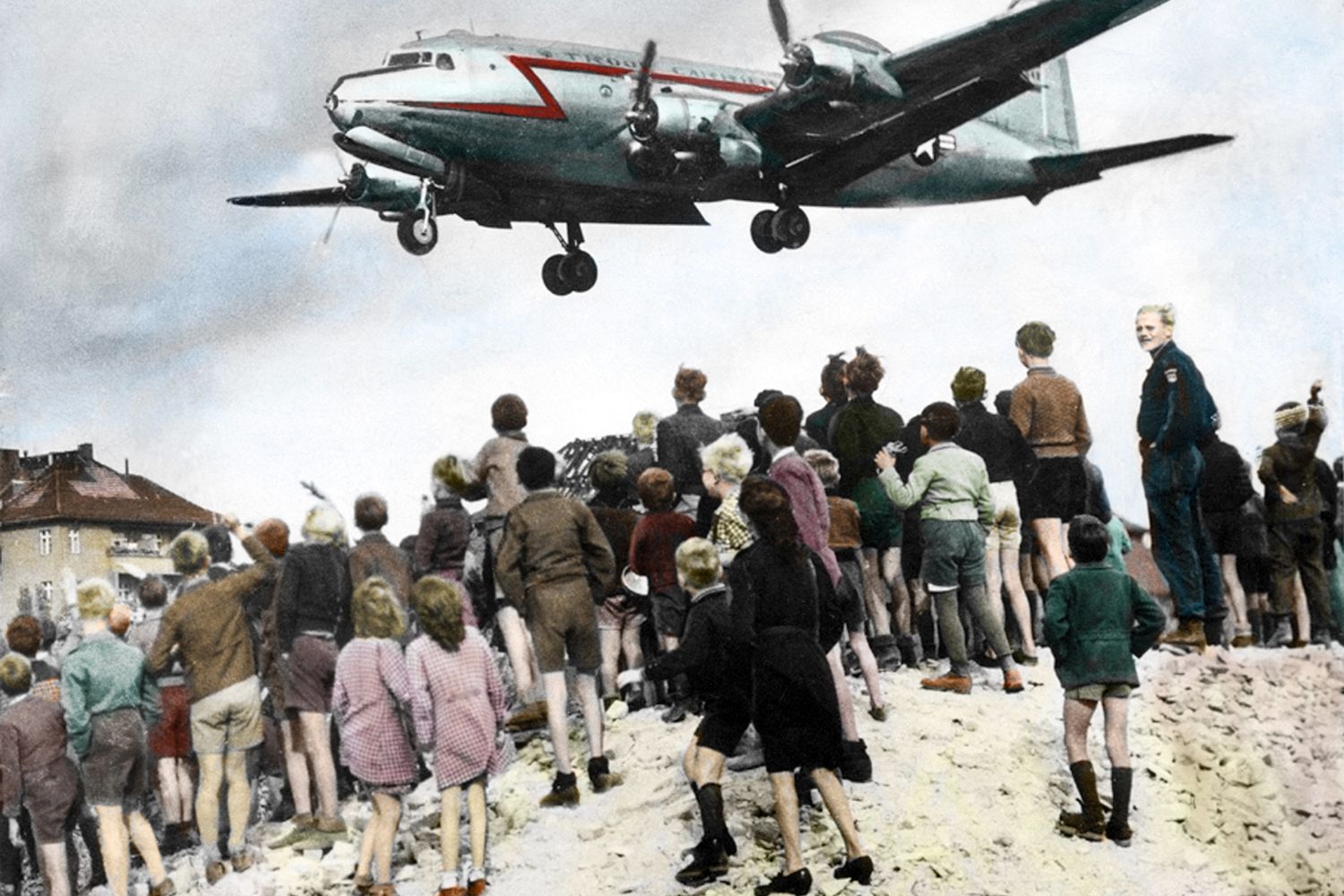 Uno dei primi aerei con gli aiuti per Berlino atterra a Tegel