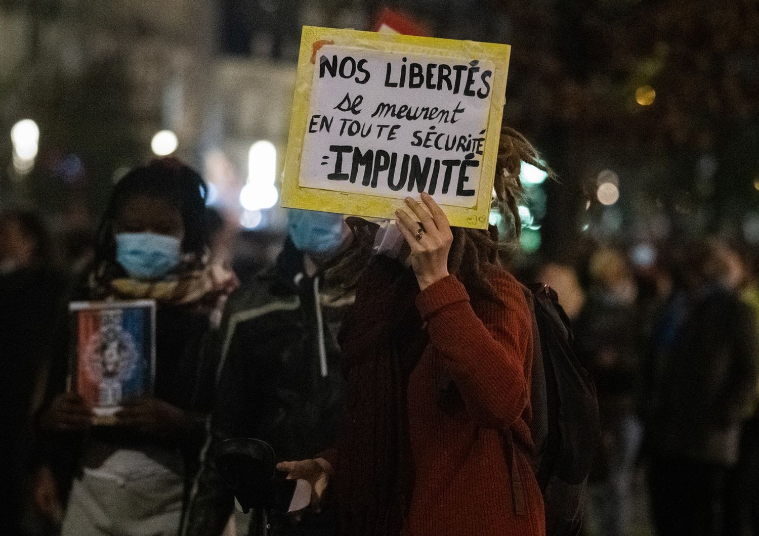 Francia agenti pestano nero disarmato&nbsp;Macron&nbsp;vergogna
