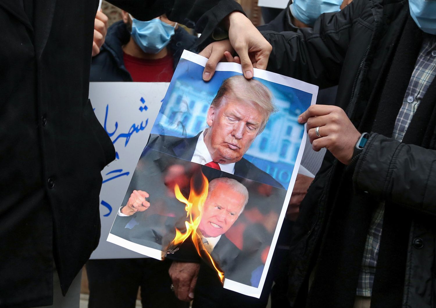 Studenti delle forze paramilitari Basij bruciano le foto di Trump e Biden