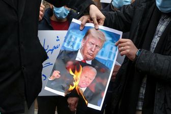 Studenti delle forze paramilitari Basij bruciano le foto di Trump e Biden