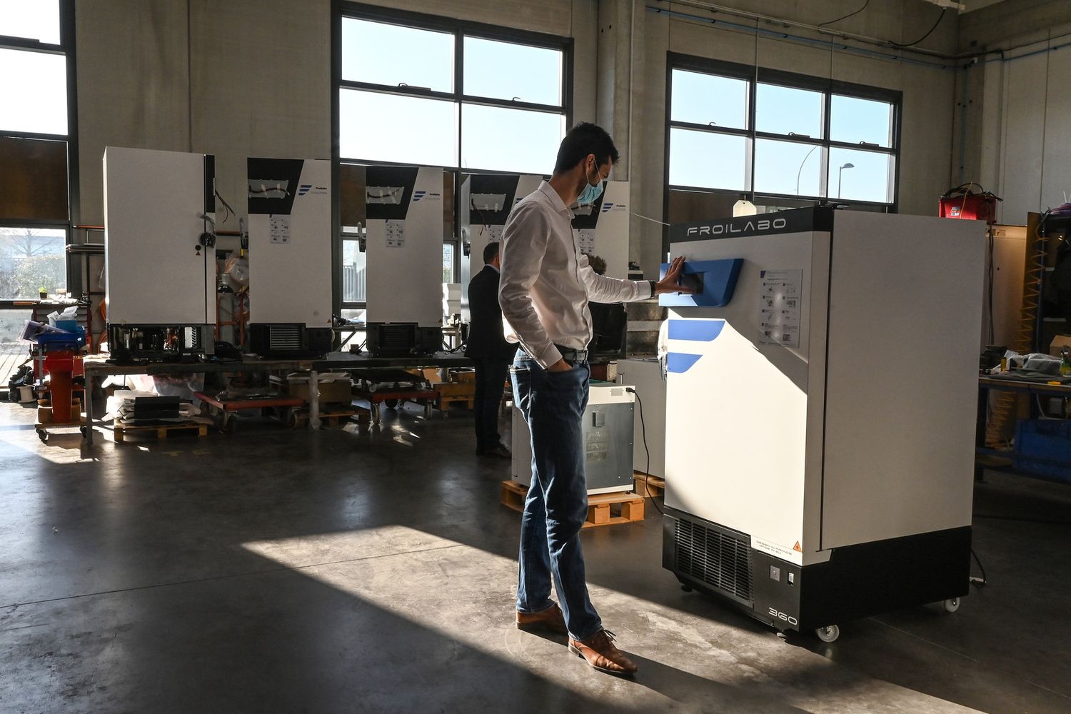 Al lavoro nel solo stabilimento francese che produce freezer in grado di conservare il Covid-19, vicino a Lione.