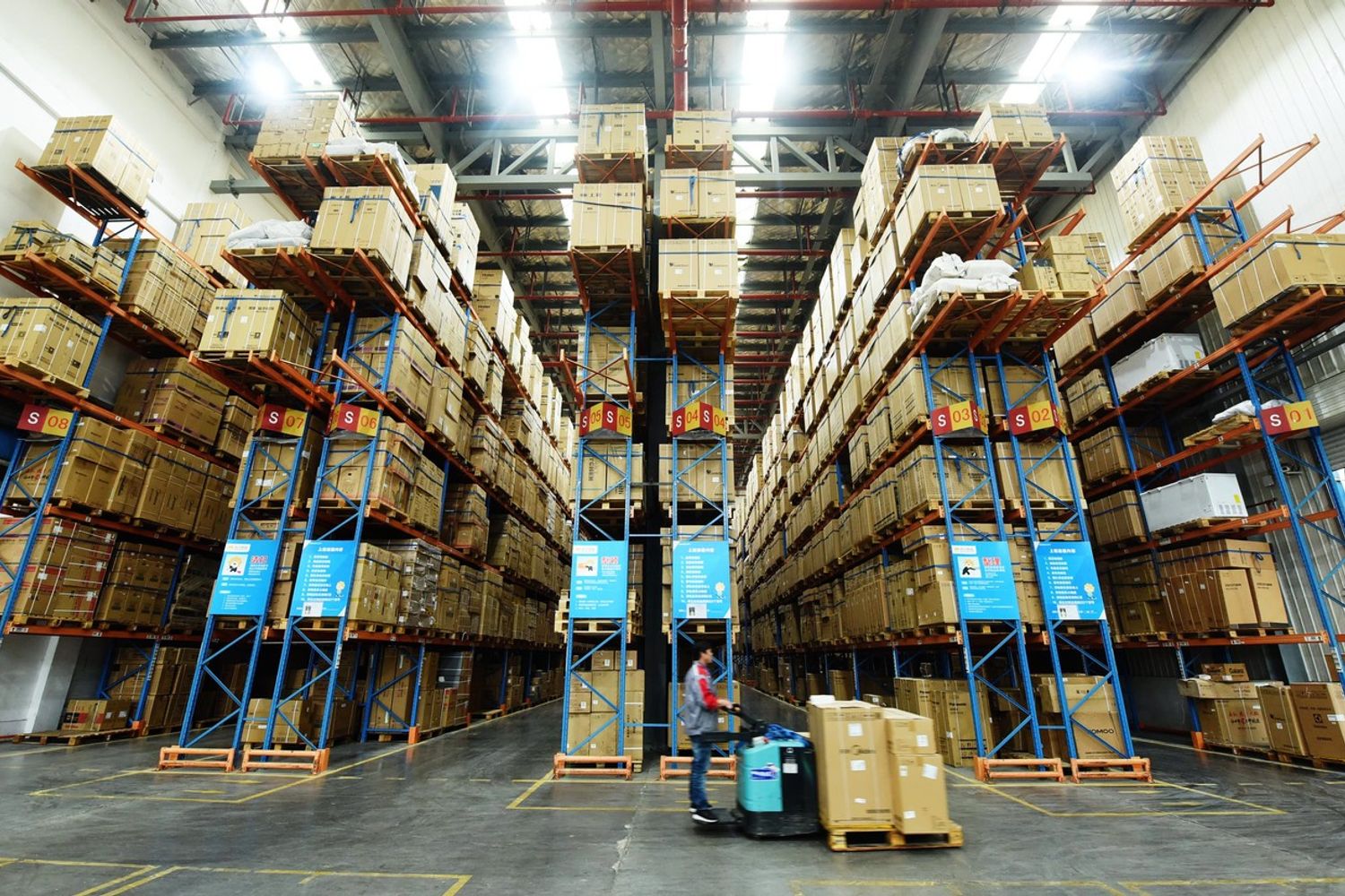 Cyber Monday, un magazzino di prodotti venduti online