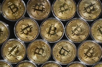 &nbsp;Un'imitazione fisica della criptomoneta &quot;bitcoin&quot; in vendita a Istanbul.&nbsp;