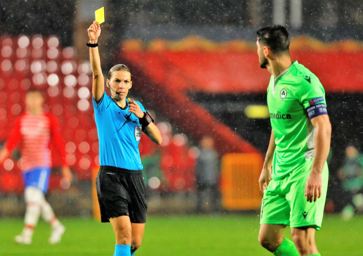 Stephanie Frappart durante una gara di calcio maschile