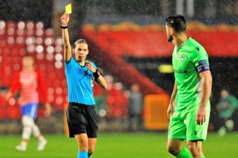 Stephanie Frappart durante una gara di calcio maschile