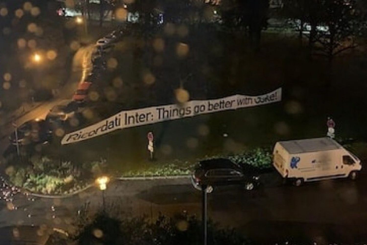 Lo striscione esposto dai tifosi del Borussia Moenchengladbach