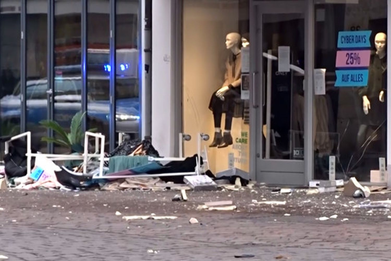 La distruzione portata dall'auto lanciata su un'area pedonale di Treviri