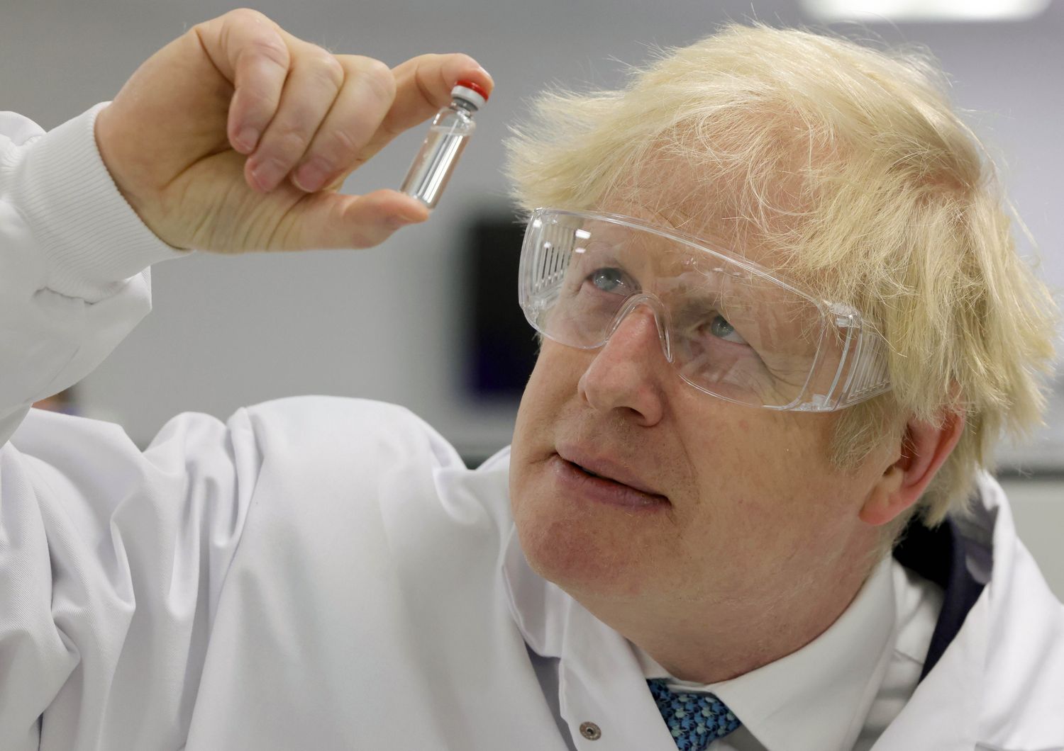 Boris Johnson visita il laboratorio di AstraZeneca dove viene prodotto il vaccino anti-Covid
