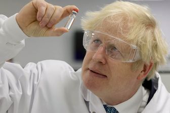 Boris Johnson visita il laboratorio di AstraZeneca dove viene prodotto il vaccino anti-Covid