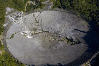 I danni al telescopio Arecibo