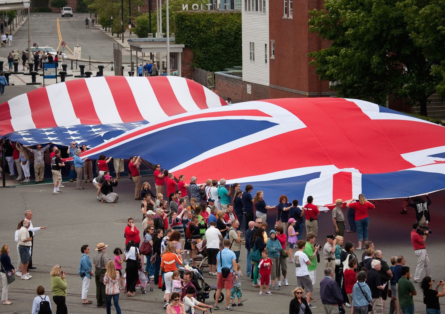 Le bandiere di Stati Uniti e Regno Unito durante una manifestazione