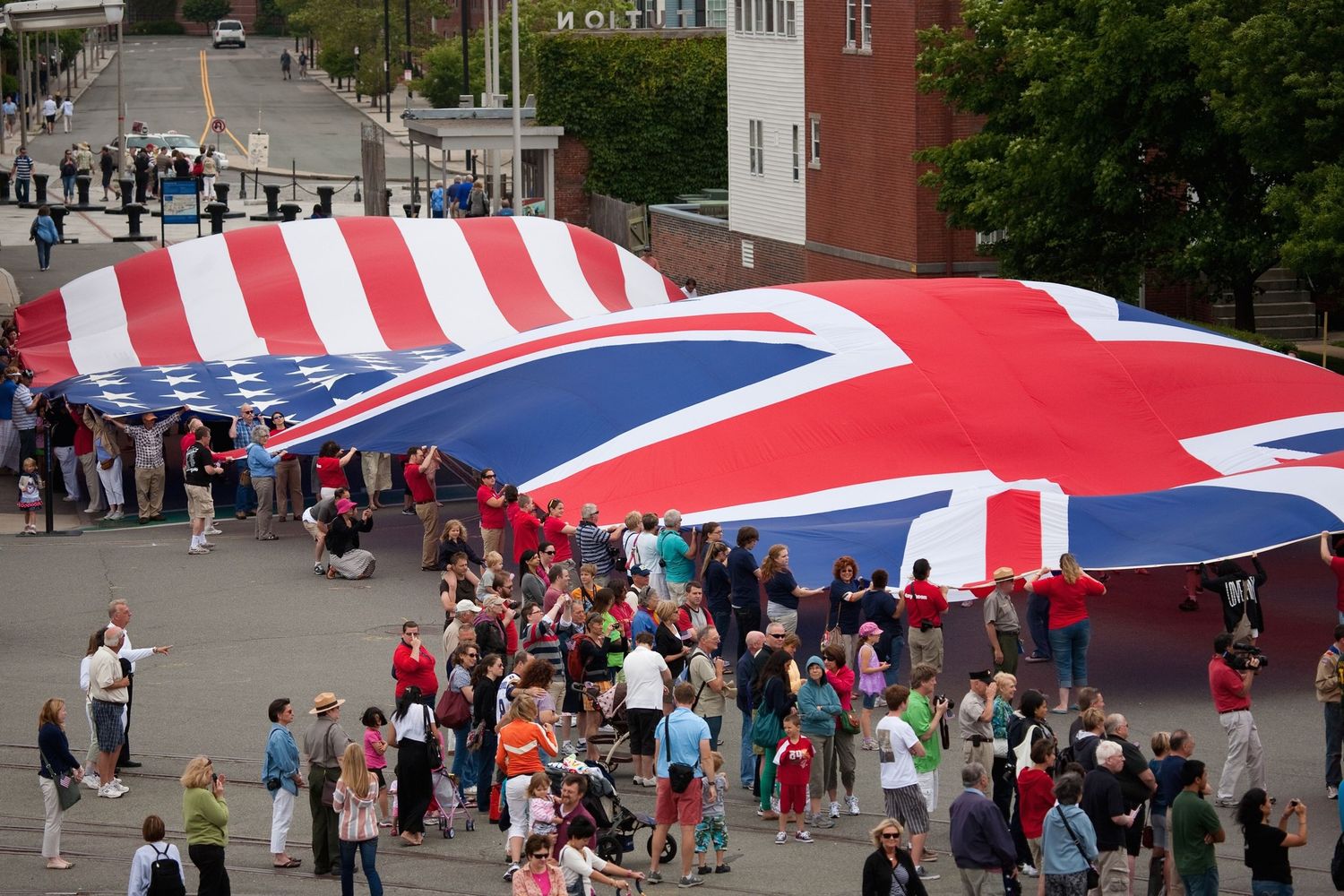 Le bandiere di Stati Uniti e Regno Unito durante una manifestazione