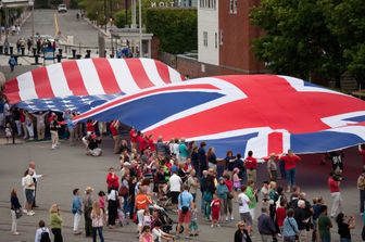 Le bandiere di Stati Uniti e Regno Unito durante una manifestazione
