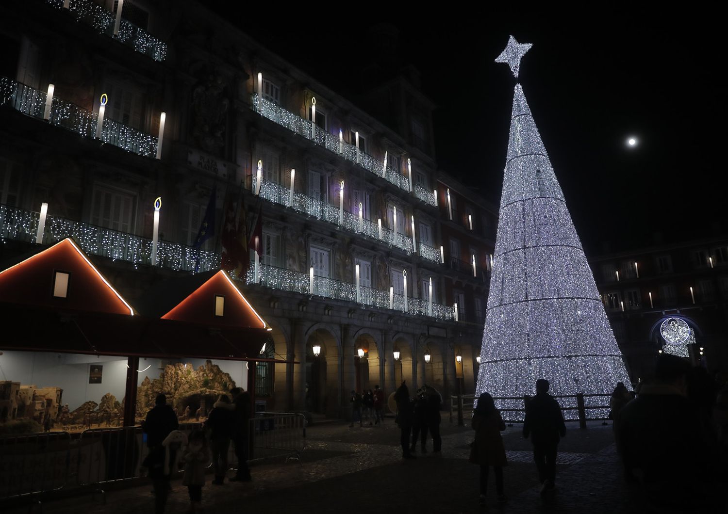 Le luci di Natale sfidano la pandemia a Madrid&nbsp;