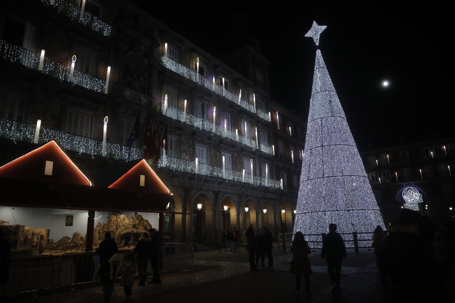 Le luci di Natale sfidano la pandemia a Madrid&nbsp;