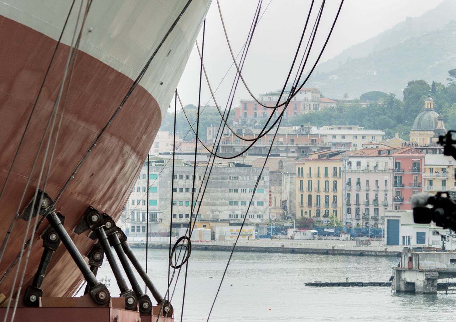 Nave italiana in porto