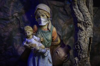 Il presepe del duomo di Torino con le statuine con la mascherina