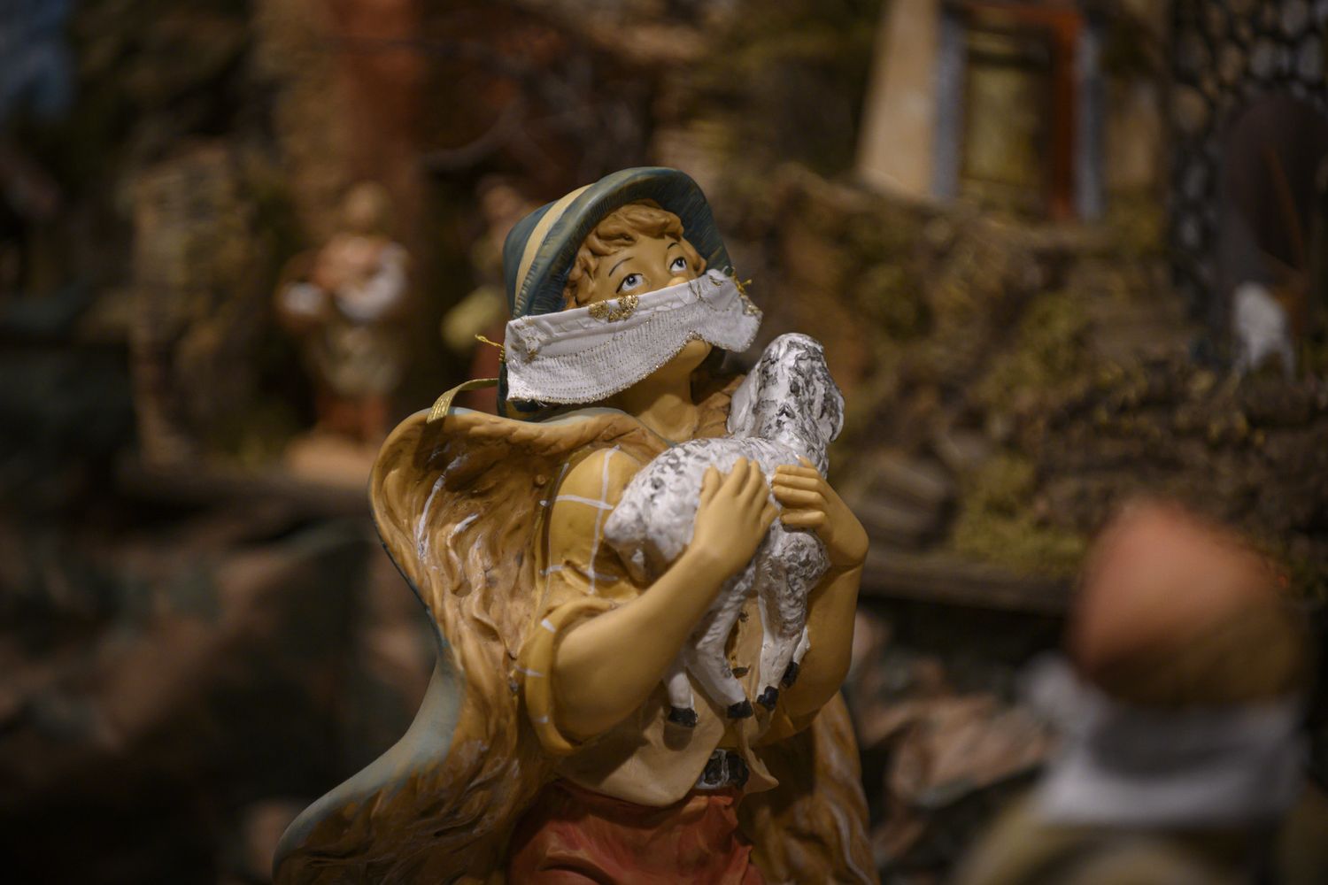 Una statuina del presepe del duomo di Torino con la mascherina