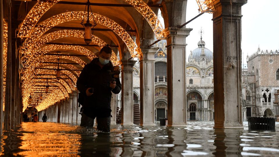 Si guadano i portici di piazza San Marco invasi dall'acqua alta