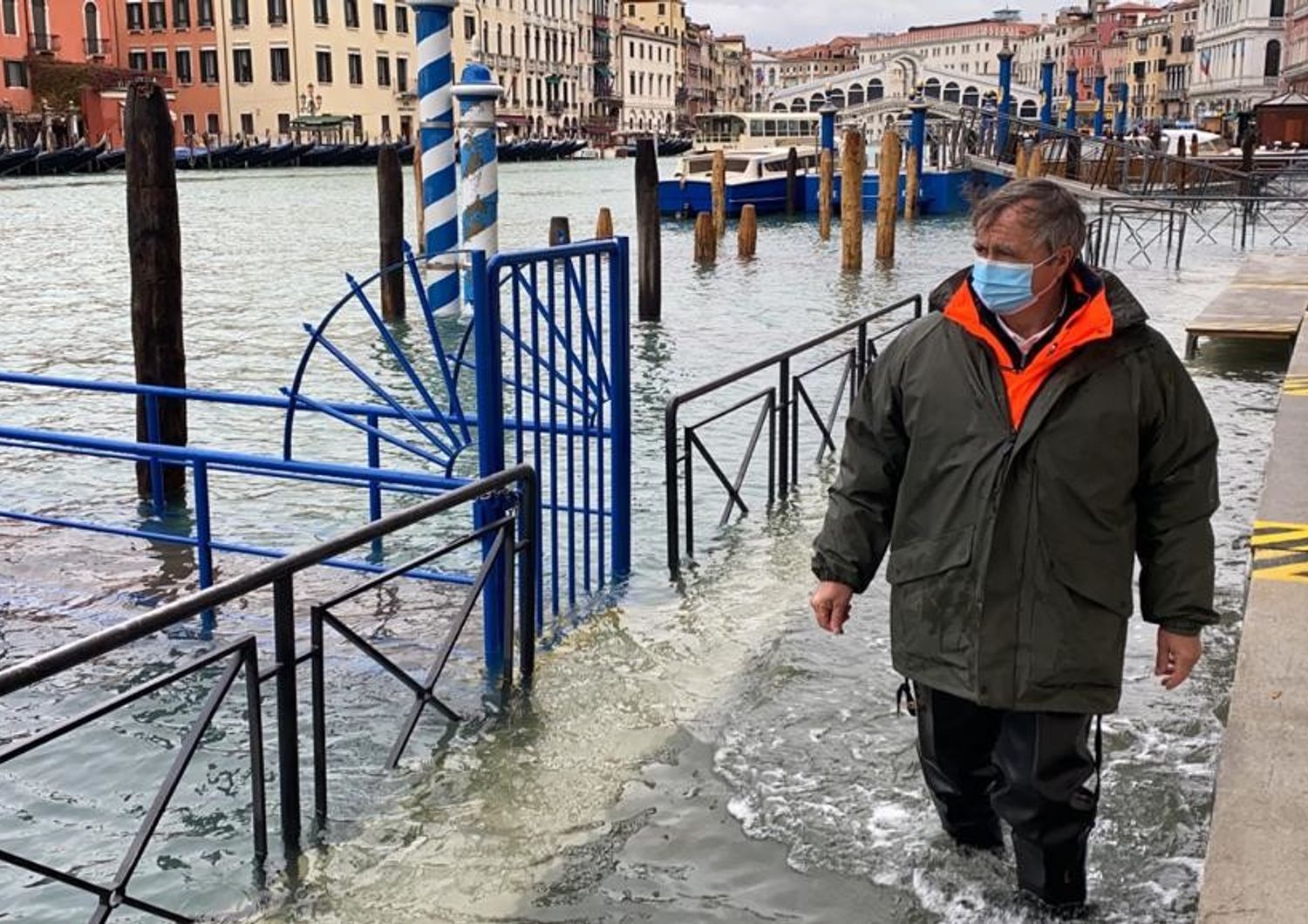 Il sindaco di Venezia Luigi Brunagno questo pomeriggio in piazza San Marco invasa dall'acqua alta