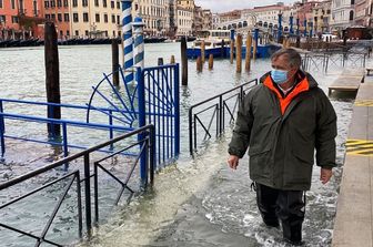 Il sindaco di Venezia Luigi Brunagno questo pomeriggio in piazza San Marco invasa dall'acqua alta