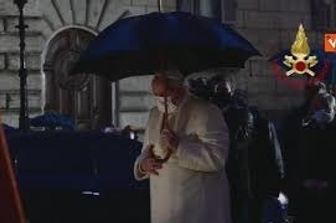 preghiera a sorpresa Papa Francesco Immacolata Piazza di Spagna