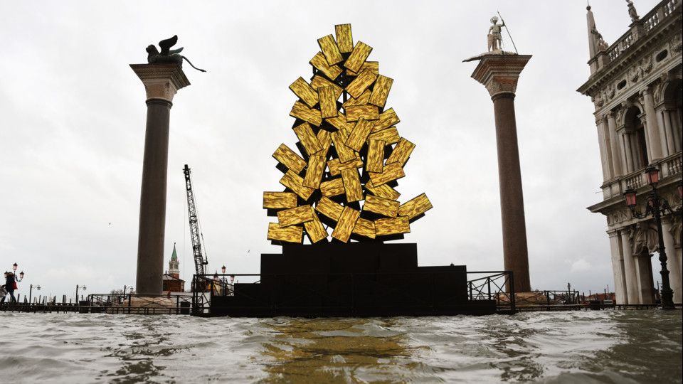 L'albero di Natale dell'artista Fabrizio Plessi svetta sull'acqua alta in piazza San Marco