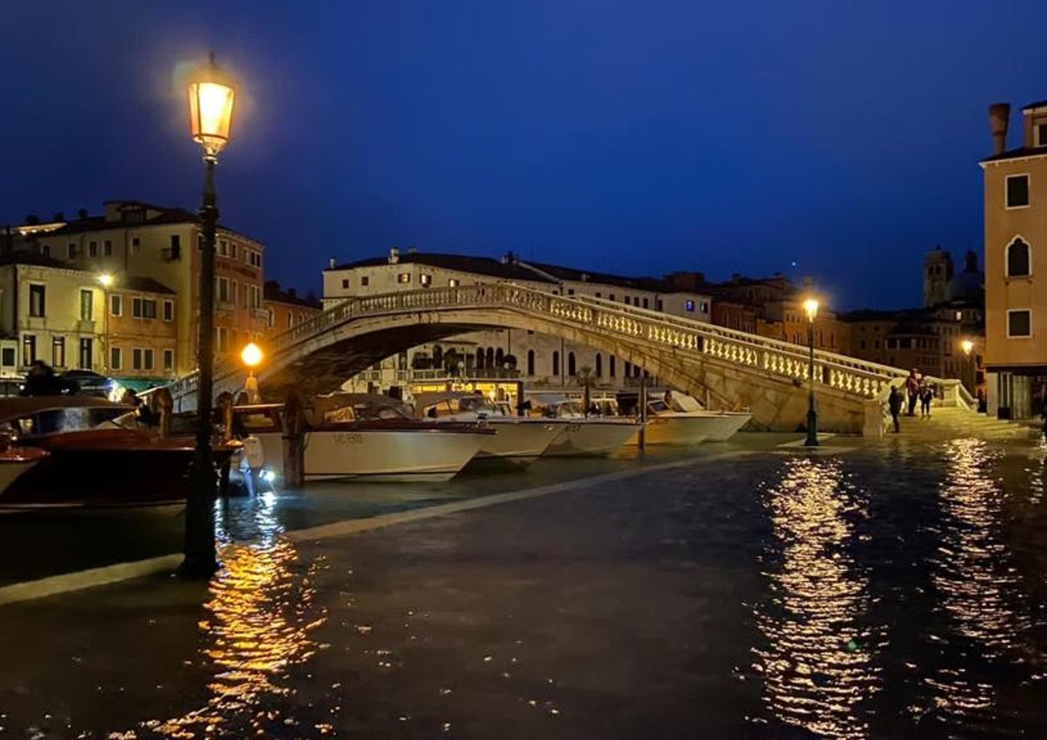 Un'immagine del centro di Venezia invaso dall'acqua alta