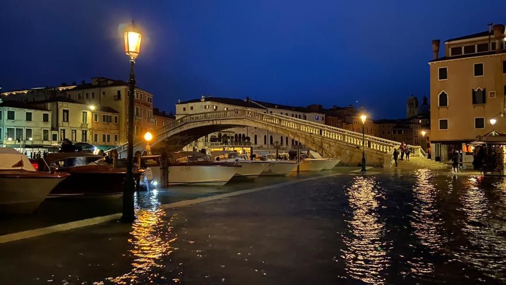 Un'immagine del centro di Venezia invaso dall'acqua alta