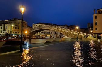 Un'immagine del centro di Venezia invaso dall'acqua alta