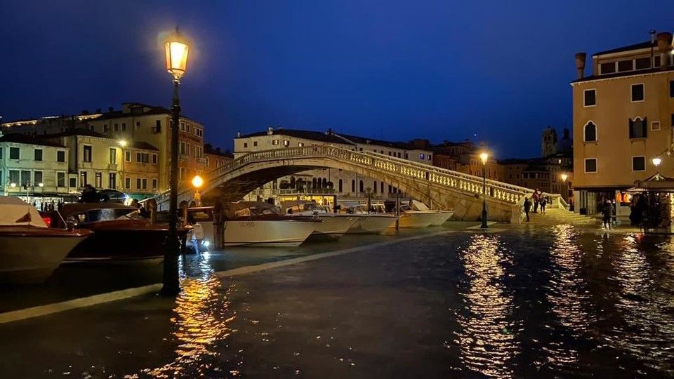 Un'immagine del centro di Venezia invaso dall'acqua alta