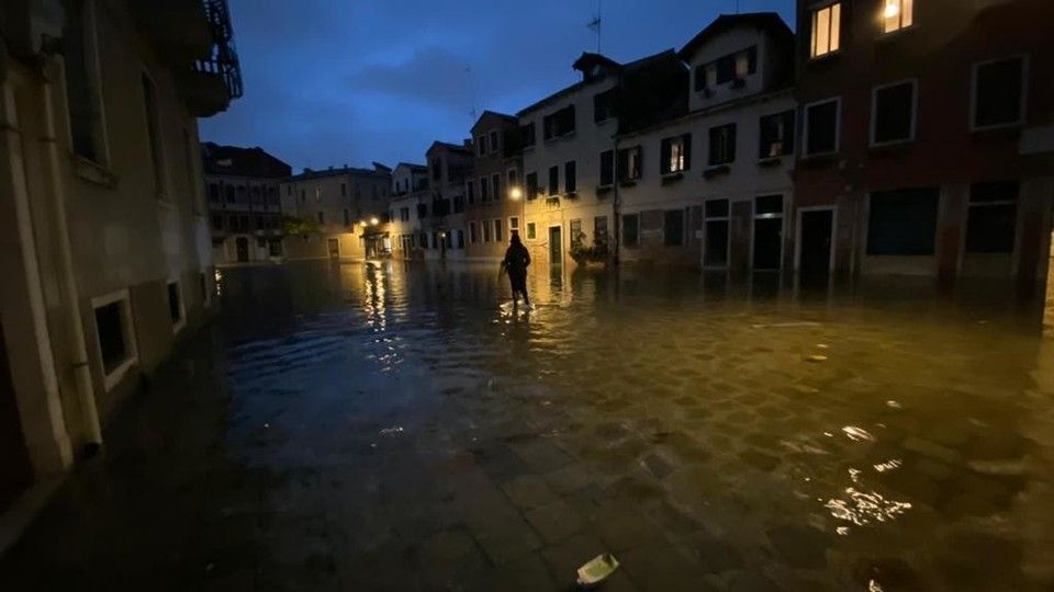 Arriva la notte su Venezia inondata dall'acqua alta