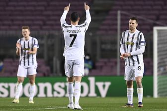 Cristiano Ronaldo esulta dopo il secondo rigore trasformato contro il Barcellona