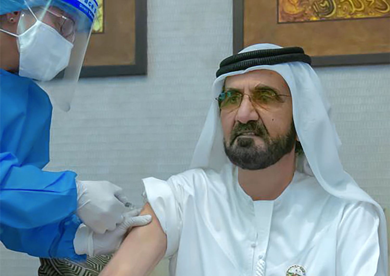 Lo sceicco Mohammed bin Rashid Al-Maktoum si fa iniettare il vaccino della Sinopharm&nbsp;