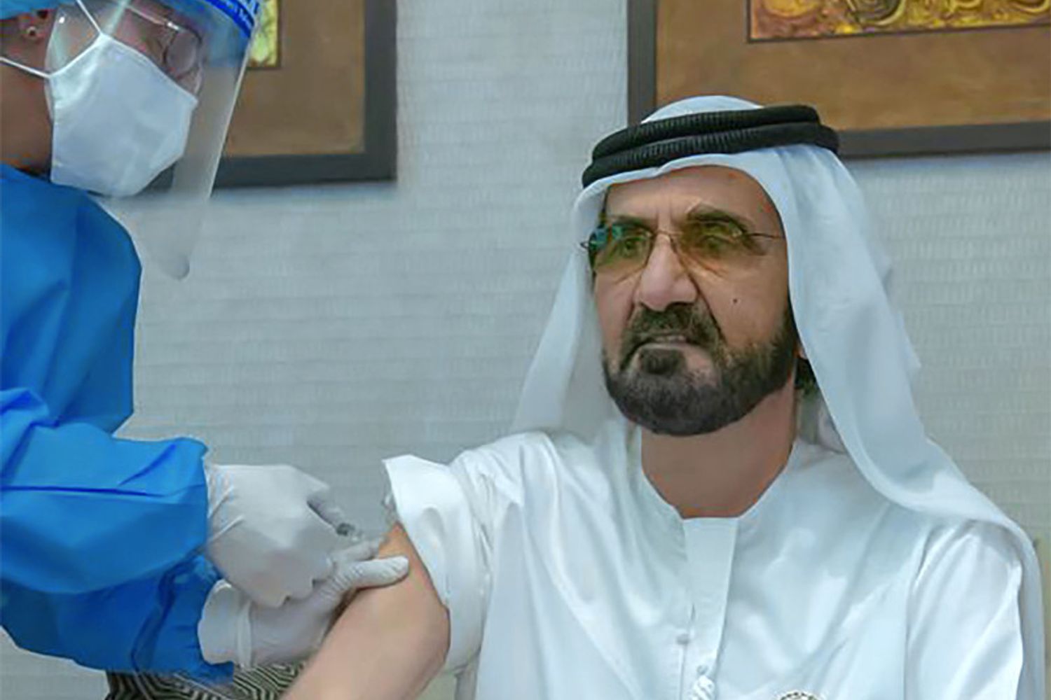 Lo sceicco Mohammed bin Rashid Al-Maktoum si fa iniettare il vaccino della Sinopharm&nbsp;