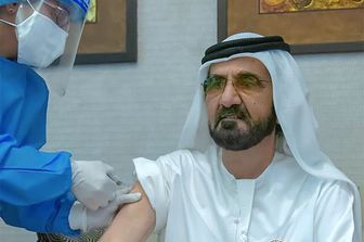 Lo sceicco Mohammed bin Rashid Al-Maktoum si fa iniettare il vaccino della Sinopharm&nbsp;