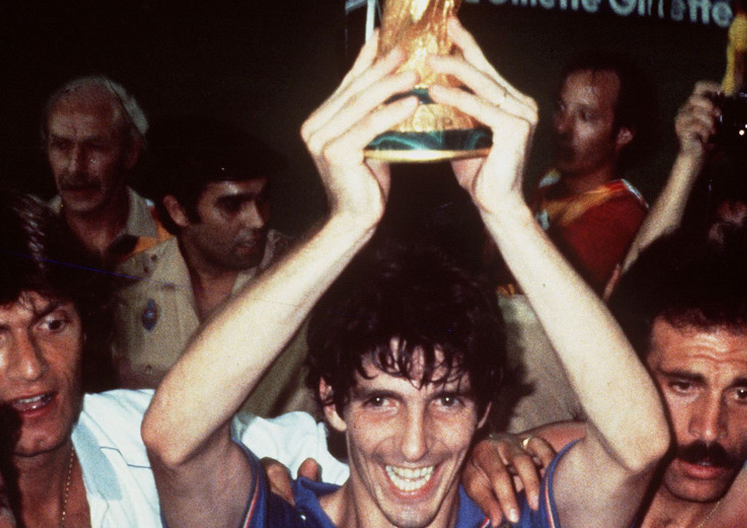 Paolo Rossi solleva la coppa del Mondiale 1982