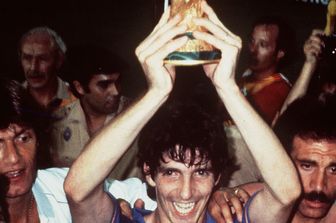 Paolo Rossi solleva la coppa del Mondiale 1982