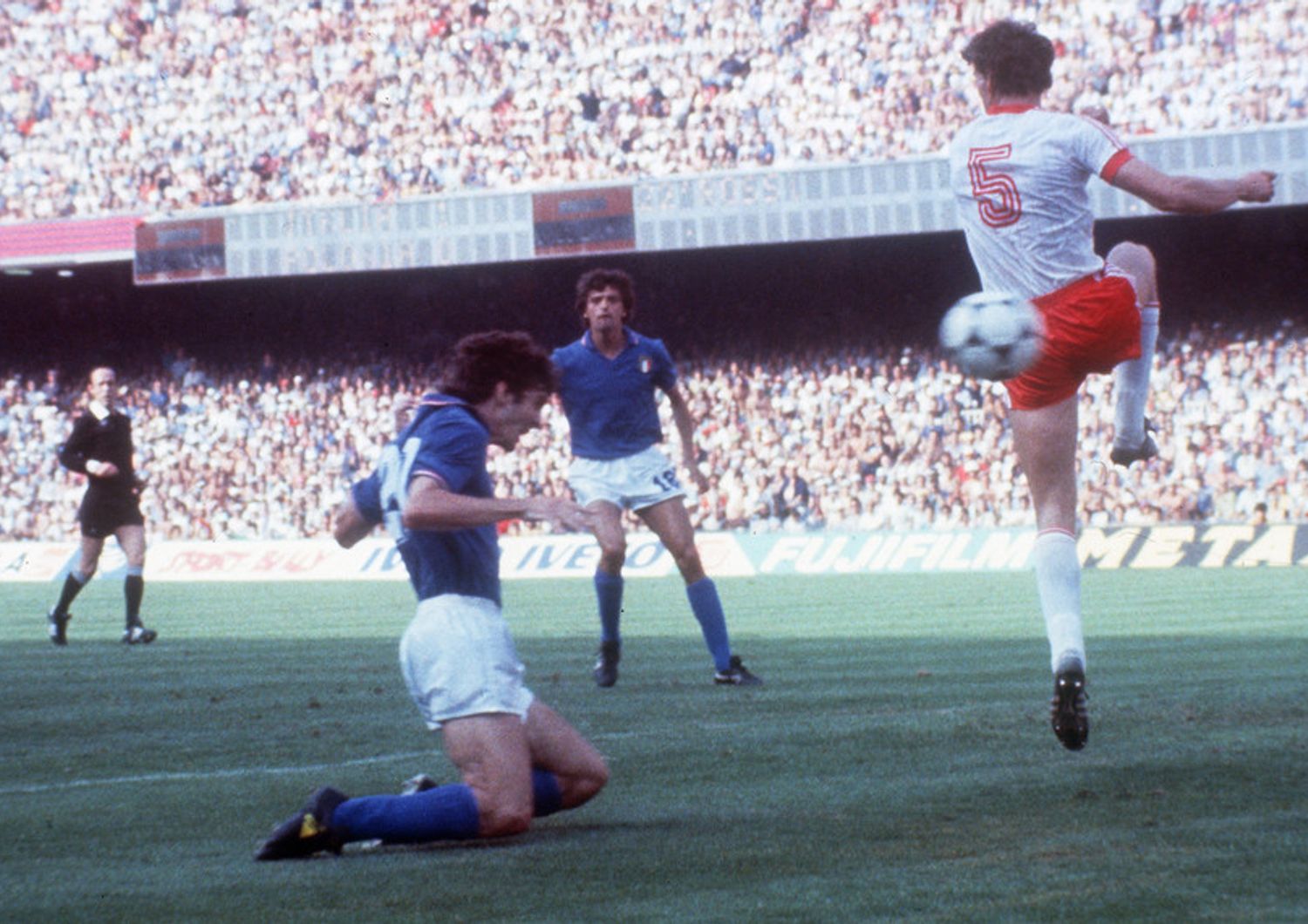 L'impossibile gol di testa segnato da Paolo Rossi contro la Polonia