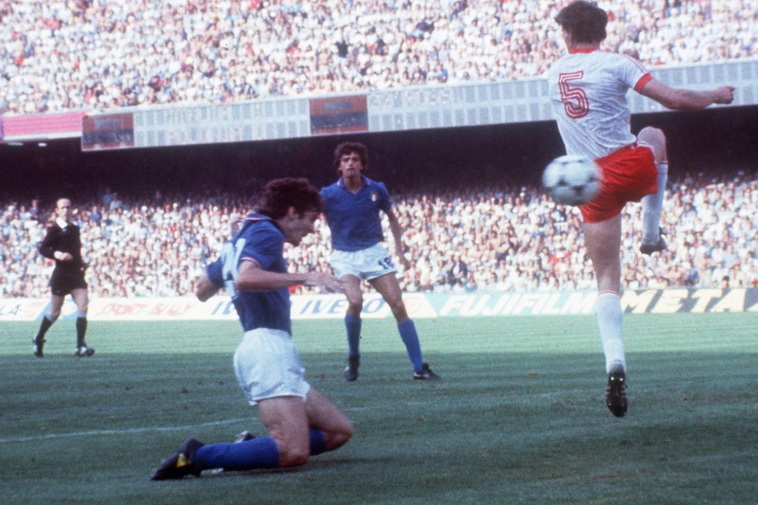 L'impossibile gol di testa segnato da Paolo Rossi contro la Polonia